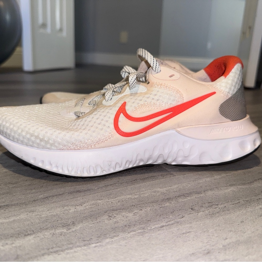 Nike Women’s White/Pink Renew Ride Sneakers, Size 9.5